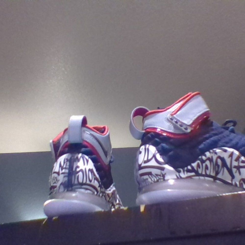 Nike Lebron 17 Graffiti
